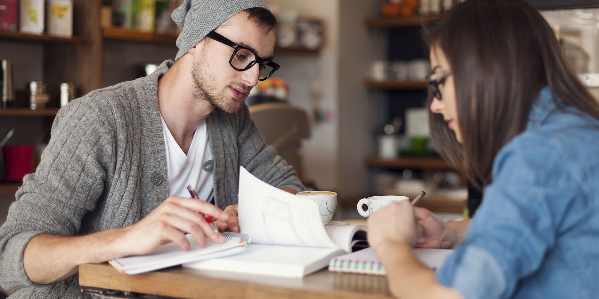 My friends study. Студенты в кофейне. Студенты пьют кофе. Студенты в кафетерии. Учеба в кафе.